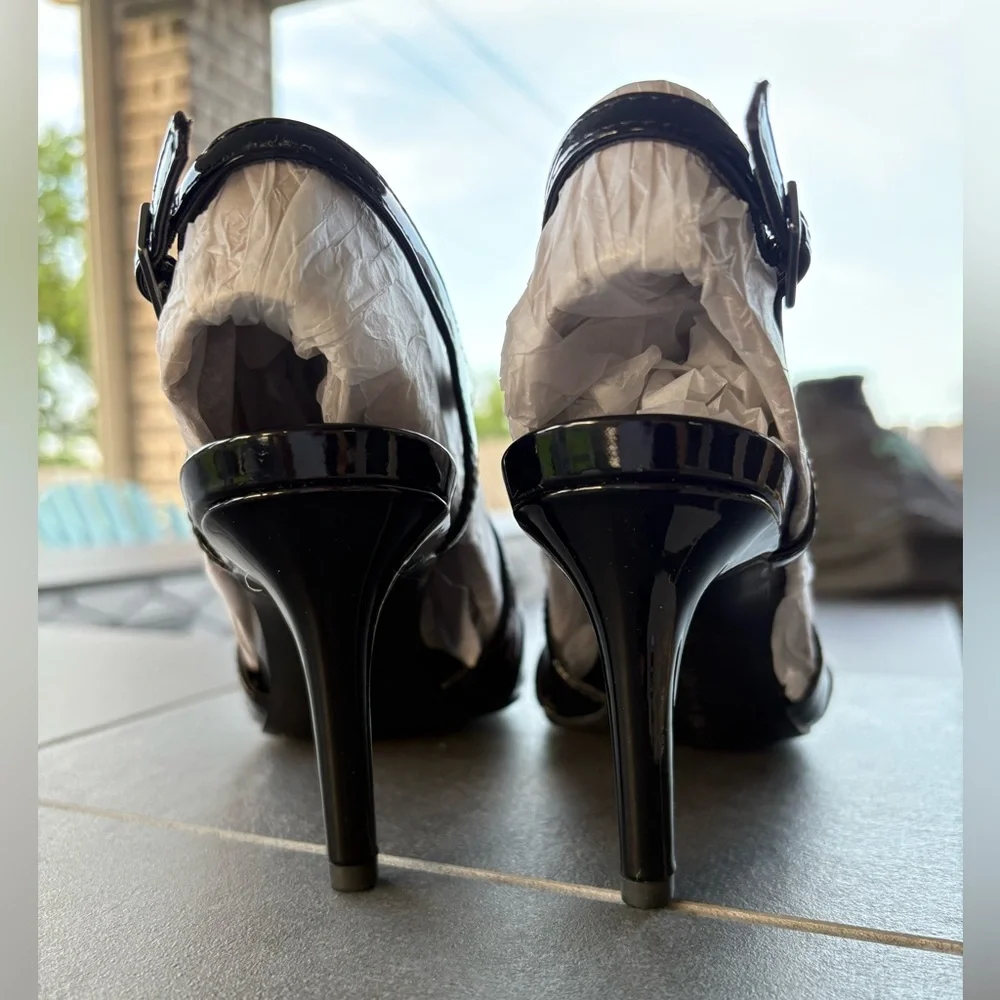 Bandolino Like New Black Patent Leather Heels 6.5 - Picture 9 of 10